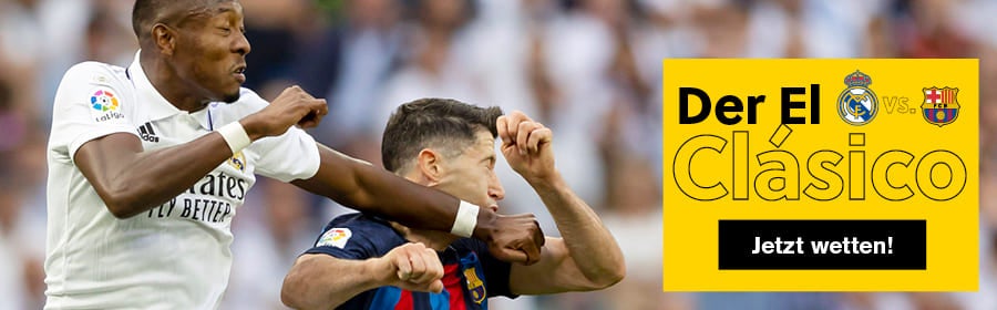 David Alaba im hilft sich im Kopfballduell gegen Robert Lewandowski mit einem linken Haken.