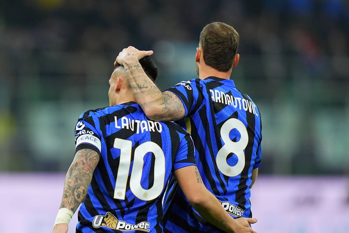 Marko Arnautovic umarmt Lautaro Martinez.