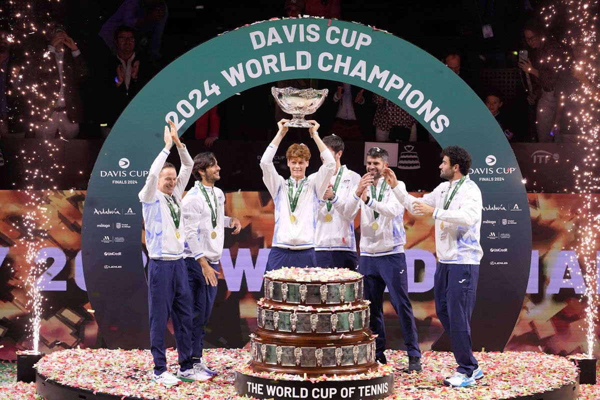 Die glücklichen Italiener bei der Siegerehrung des Davis Cups im Jahr 2024.
