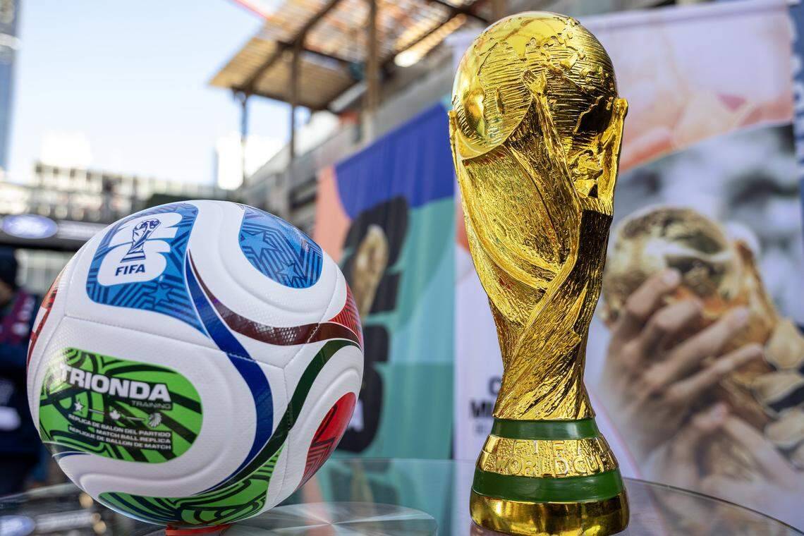 Το τρόπαιο του Παγκοσμίου Κυπέλλου της FIFA και η επίσημη μπάλα της διοργάνωσης εκτίθενται δίπλα-δίπλα.