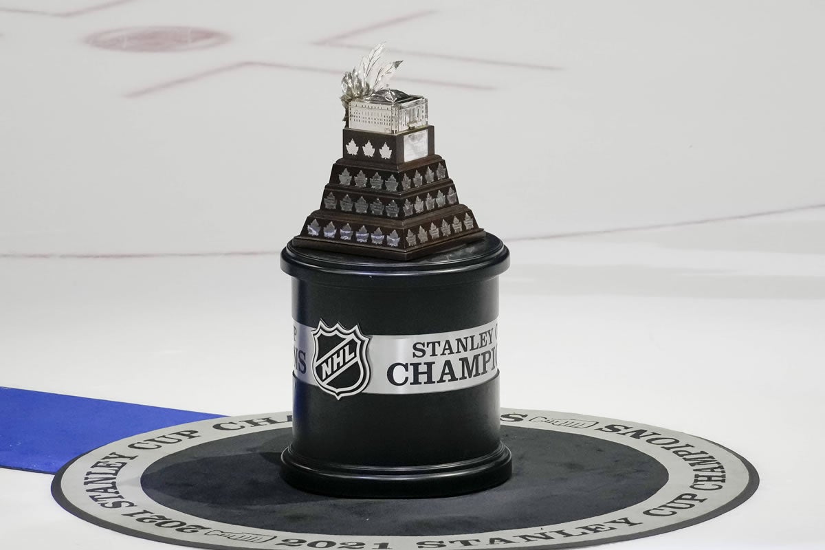 Ein Foto des Stanley Cups auf dem Eis.