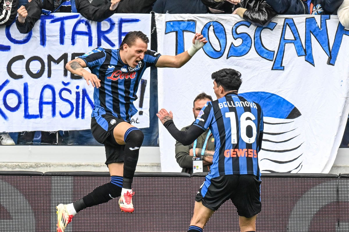 Mateo Retegui feiert sein Tor in der Begegnung zwischen Atalanta BC und Bologna FC.