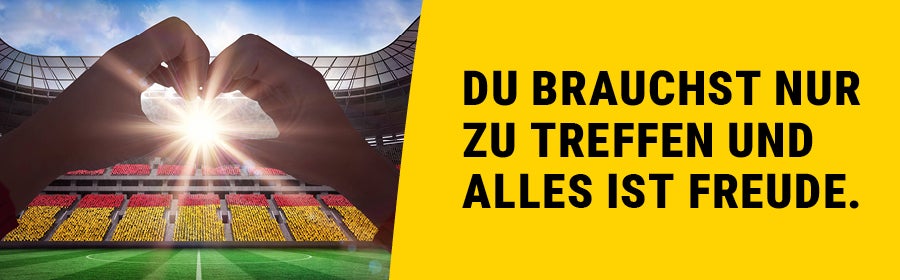 Du brauchst nur zu treffen und alles ist Freude. Dazu formen zwei Hände ein Herz vor einer Stadiontribüne.
