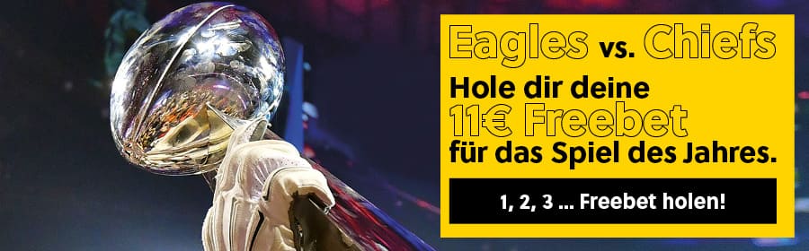 Eine Hand hält die Vince Lombardy trophy