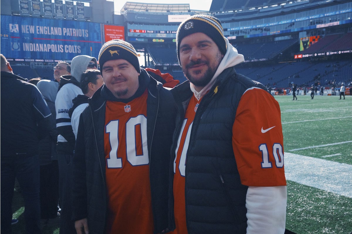 Zwei der glücklichen interwetten-Gewinner am Spielfeldrand des Gilette Stadiums in Boston.