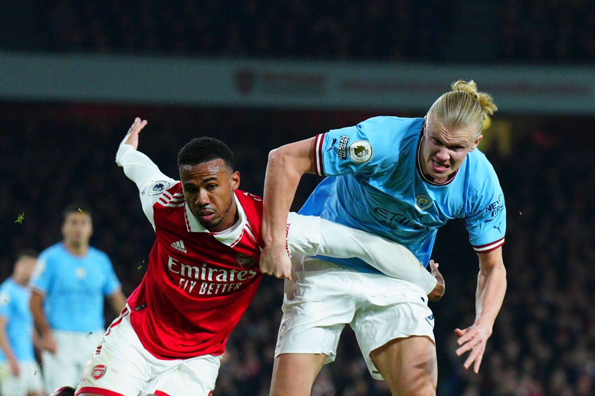 Erling Haaland im Zweikampf mit Gabriel Jesus.