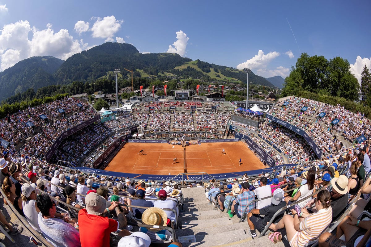 Das Kitzbüheler Tennisstadion von oben.