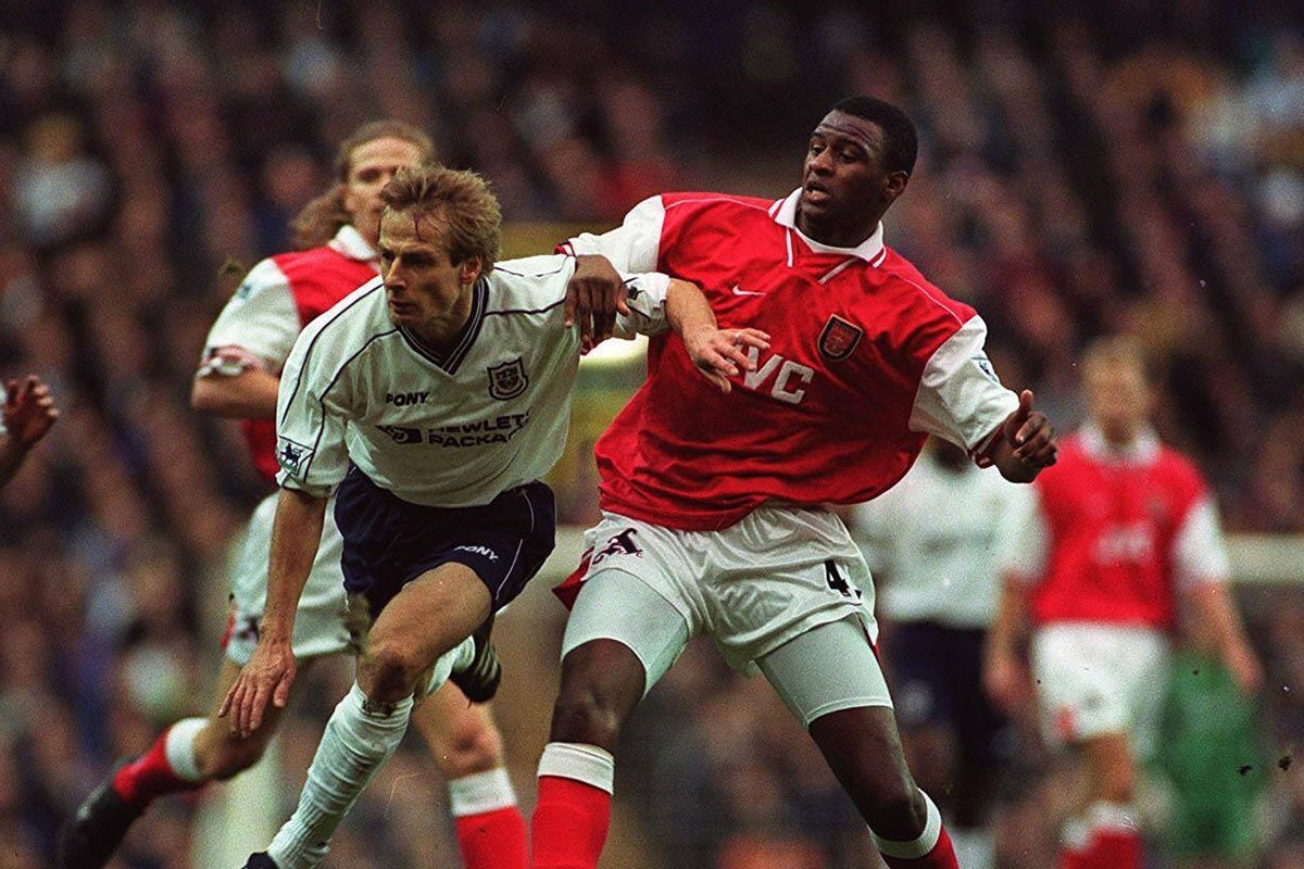 Jürgen Klinsmann (Tottenham Hotspur) und Patrick Viera (Arsenal) im Kampf um den Ball.