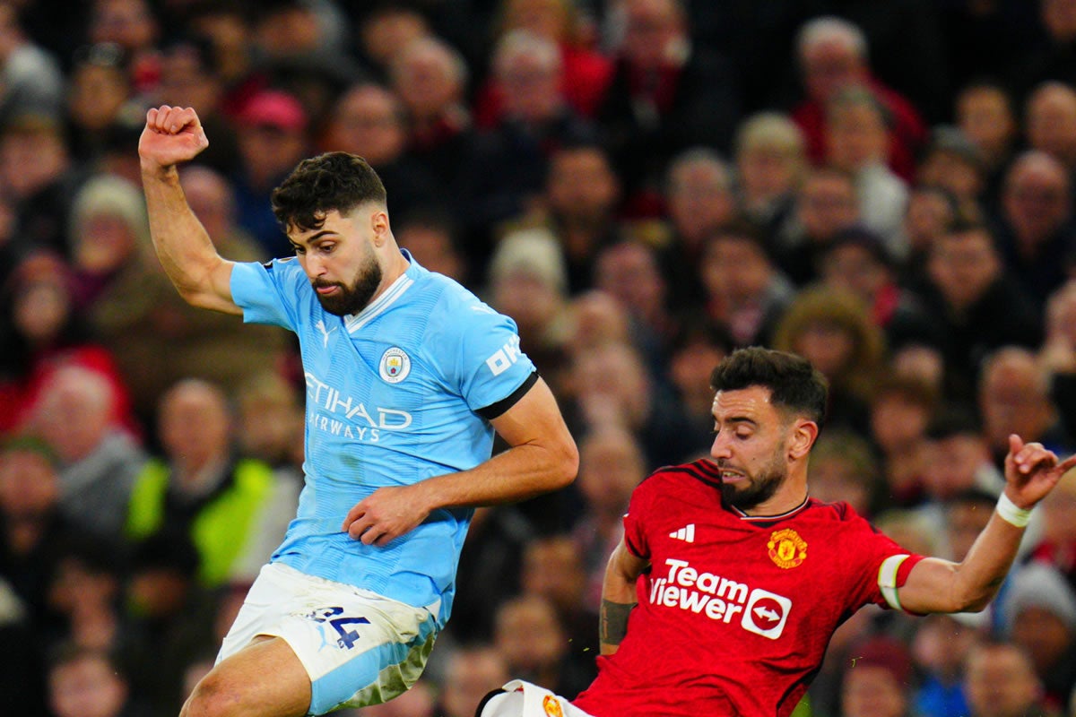Josko Gvardiol und Bruno Fernandes im Zweikampf um den Ball.