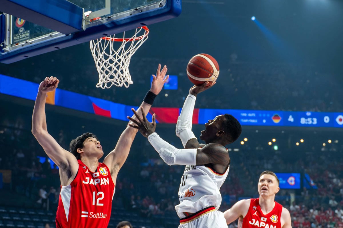 Dennis Schröder beim Korbleger gegen einen japanischen Verteidiger.