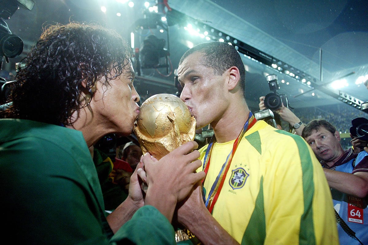 Brasiliens Ronaldinho (li.) und Rivaldo (re.) küssen den Pokal nach dem Gewinn der Weltmeisterschaft 2002.