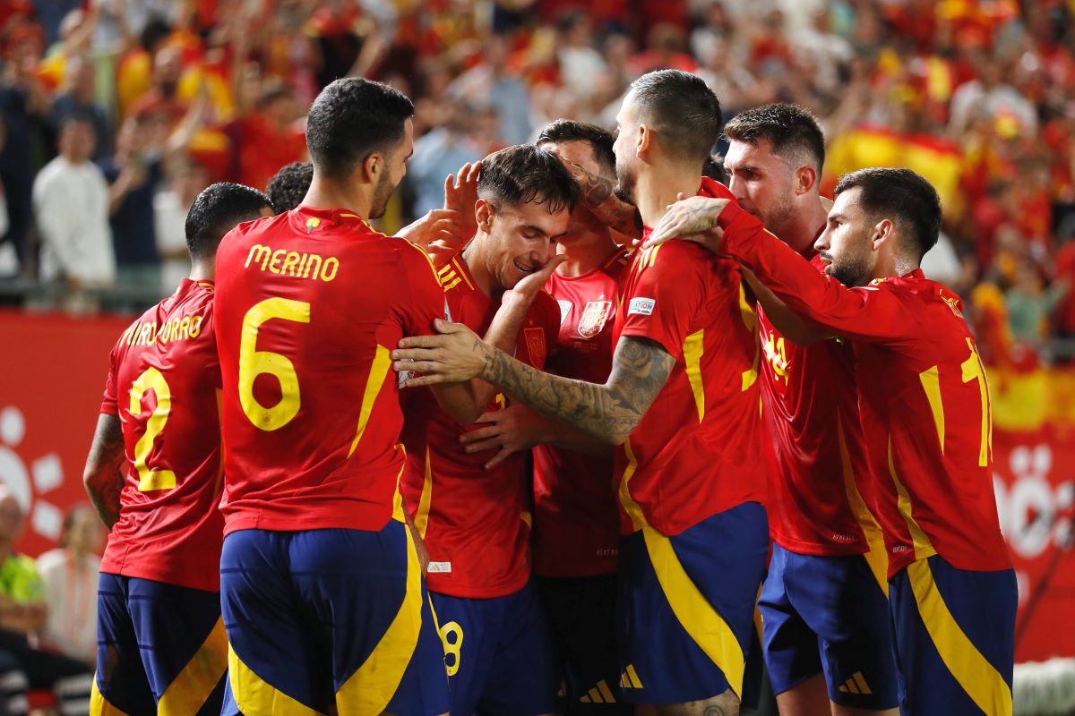 La selección española de fútbol celebrando su gol ante Dinamarca.