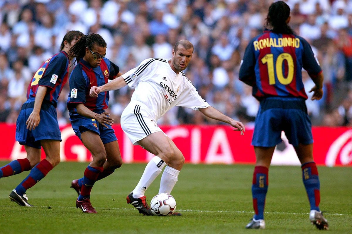 Zinedine Zidane (Real Madrid) and Edgar Davids (FC Barcelona) fight for the ball.
