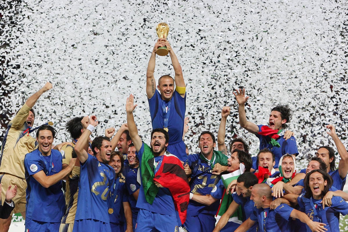 Italiens Mannschaft rund um Kapitän Fabio Cannavaro bejubelt den Gewinn der Weltmeisterschaft 2006.