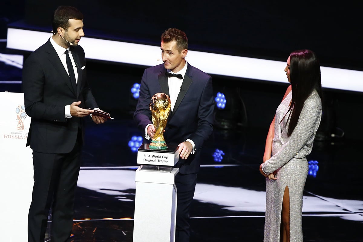 WM-Rekordtorschütze Miroslav Klose mit dem WM-Pokal.