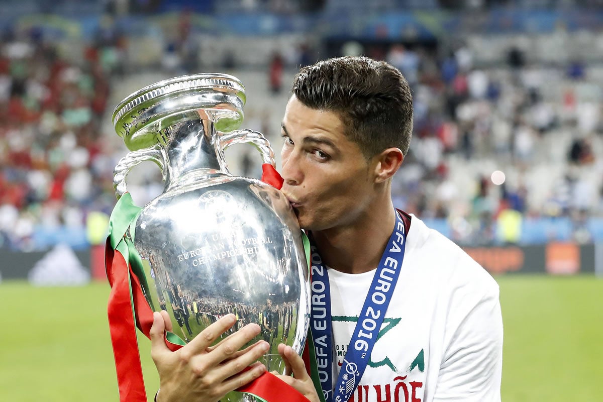 Christiano Ronaldo küsst nach dem Sieg im Finale 2016 den EM-Pokal.