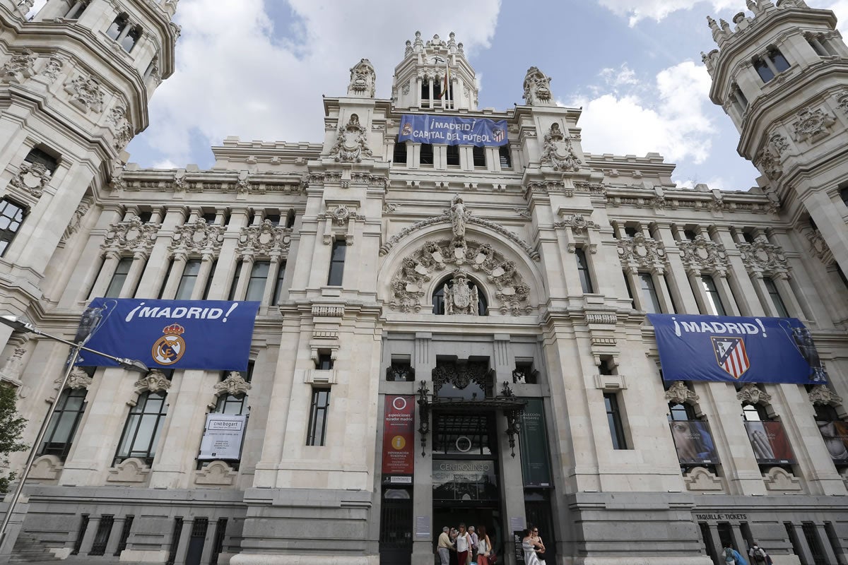 Rathaus Madrid mit Flaggen von Atlético und Real.