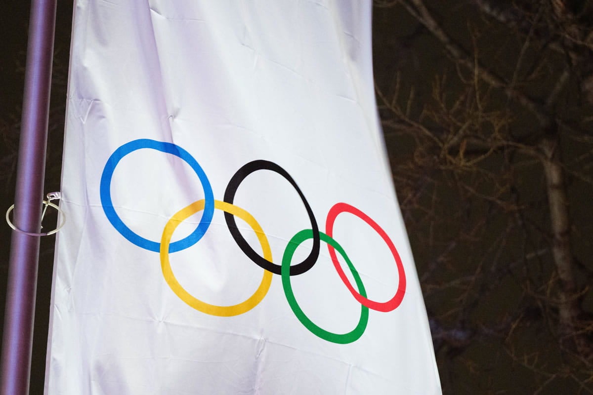 Zu sehen ist eine Flagge mit den olympischen Ringen.