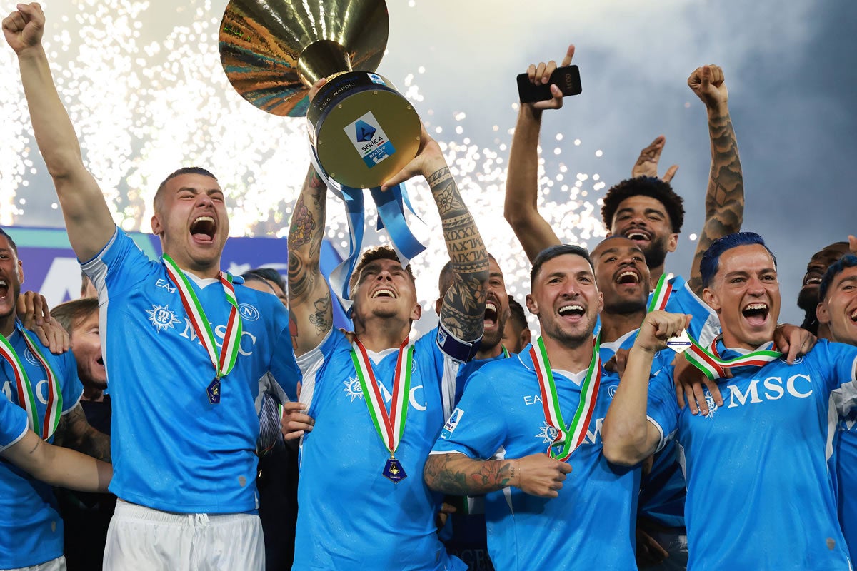 Οι παίκτες της SC Napoli γιορτάζουν με το τρόπαιο του ιταλικού πρωταθλήματος 2024/2025 στο στάδιο Diego Armando Maradona στη Νάπολη της Ιταλίας.