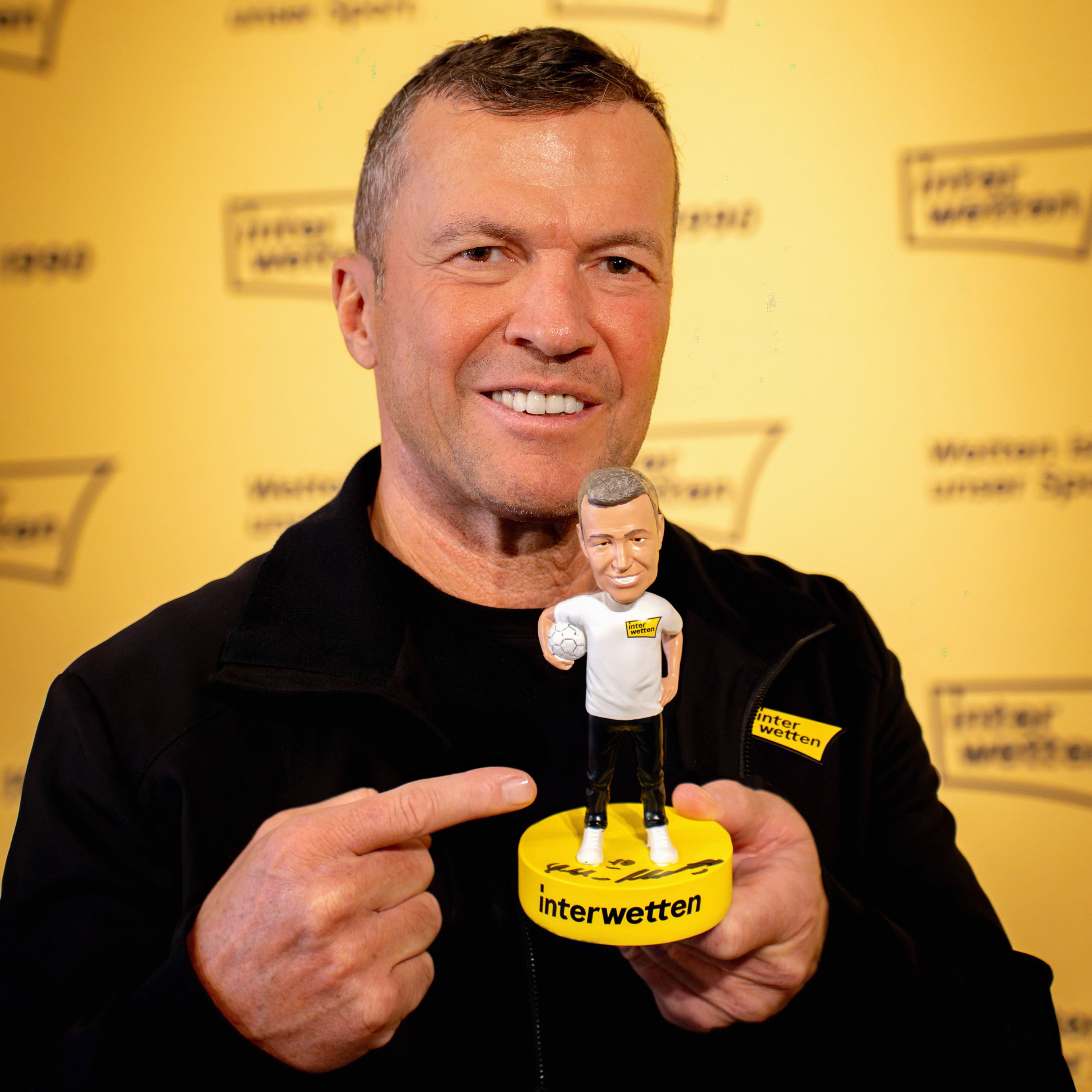 Lothar Matthäus mit einer Wackelkopf-Figur von sich selbst.