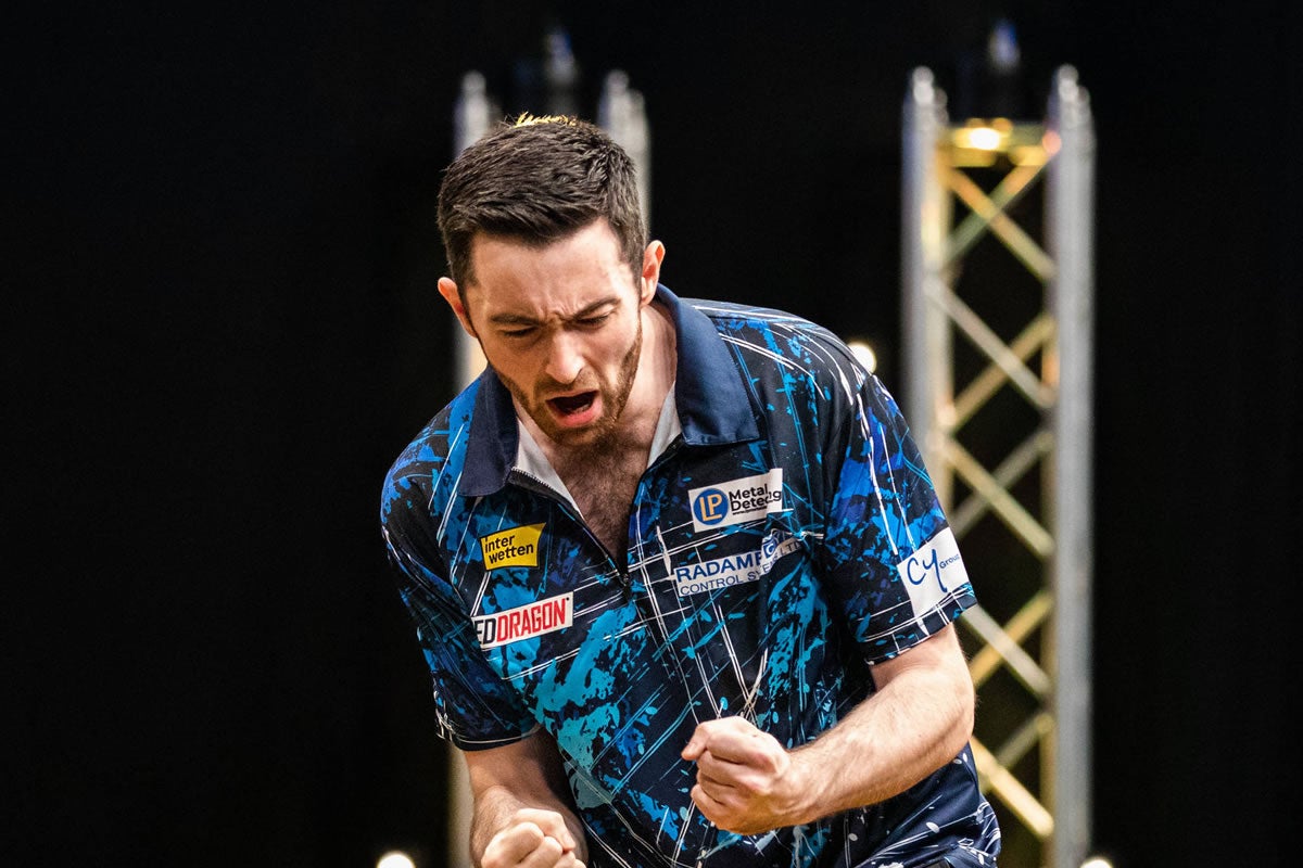 Luke Humphries ballt die Fäuste und jubelt.