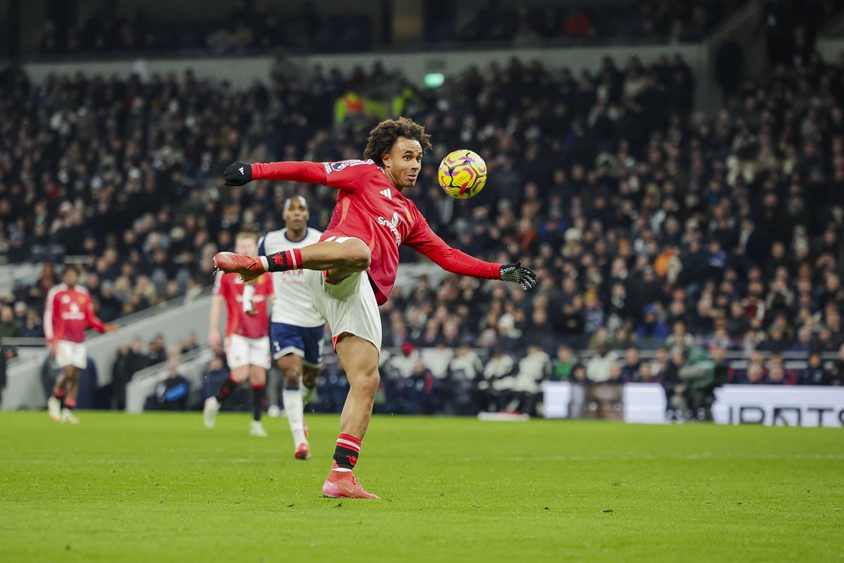 Tottenham v Manchester United,  Tottenham Hotspur Stadium 16.02.2025. Joshua Zirkzee beim Volley.