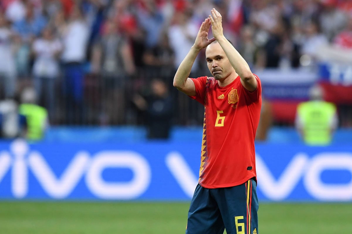 Spaniens Andres Iniesta ist enttäuscht über das Ausscheiden seiner Mannschaft.