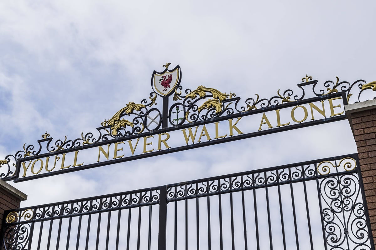 Das Shankly Tor in Liverpool von unten betrachtet. 