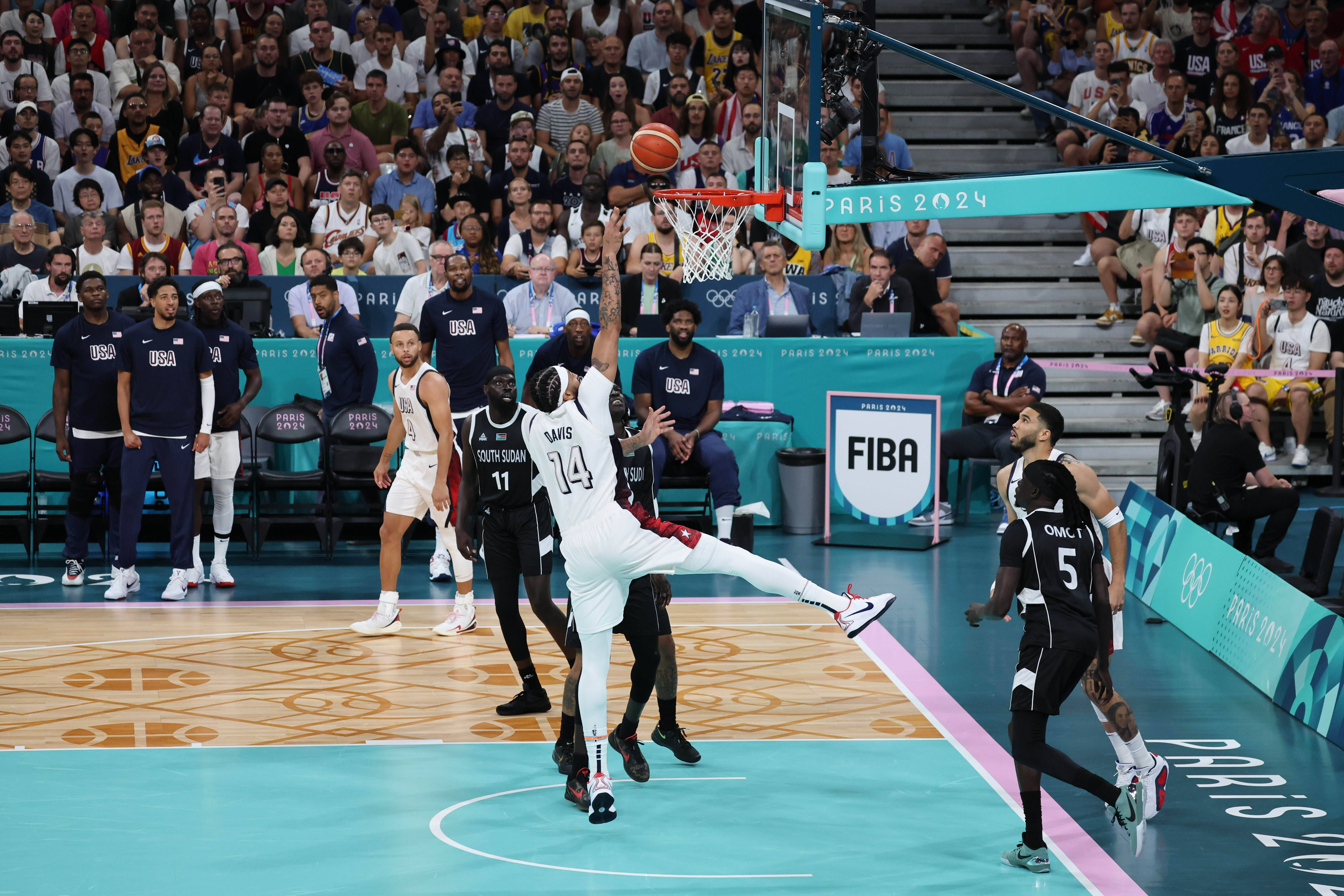 Anthony Davis cogiendo un rebote.