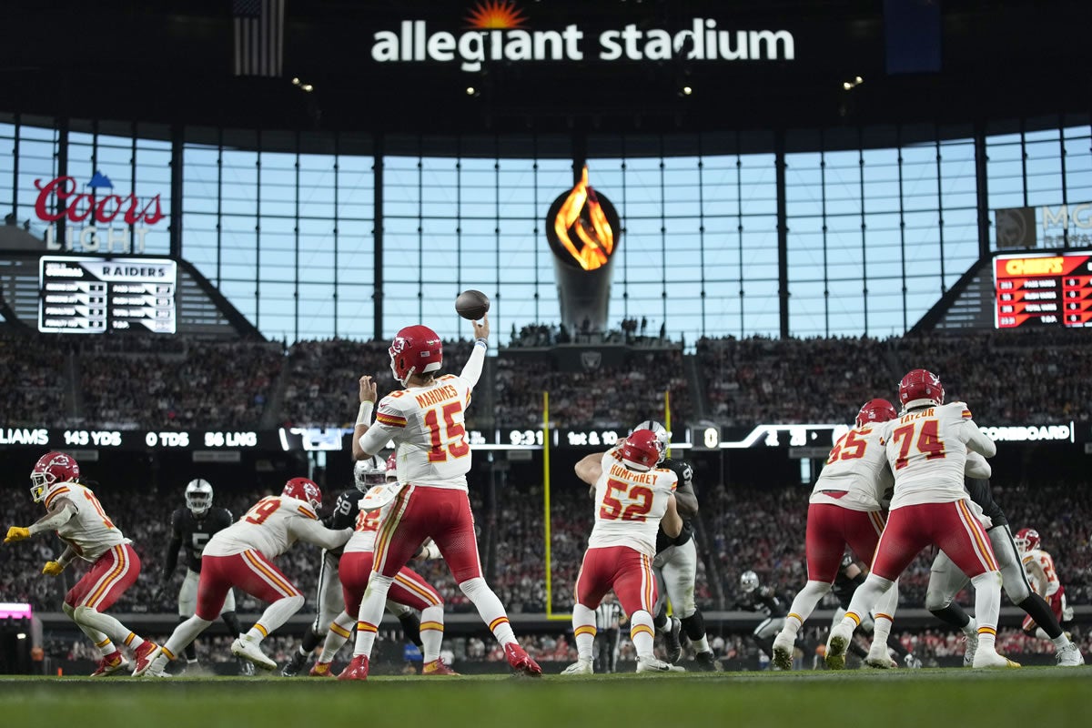 Patrick Mahomes wirft einen Pass im Allegiant Stadium.