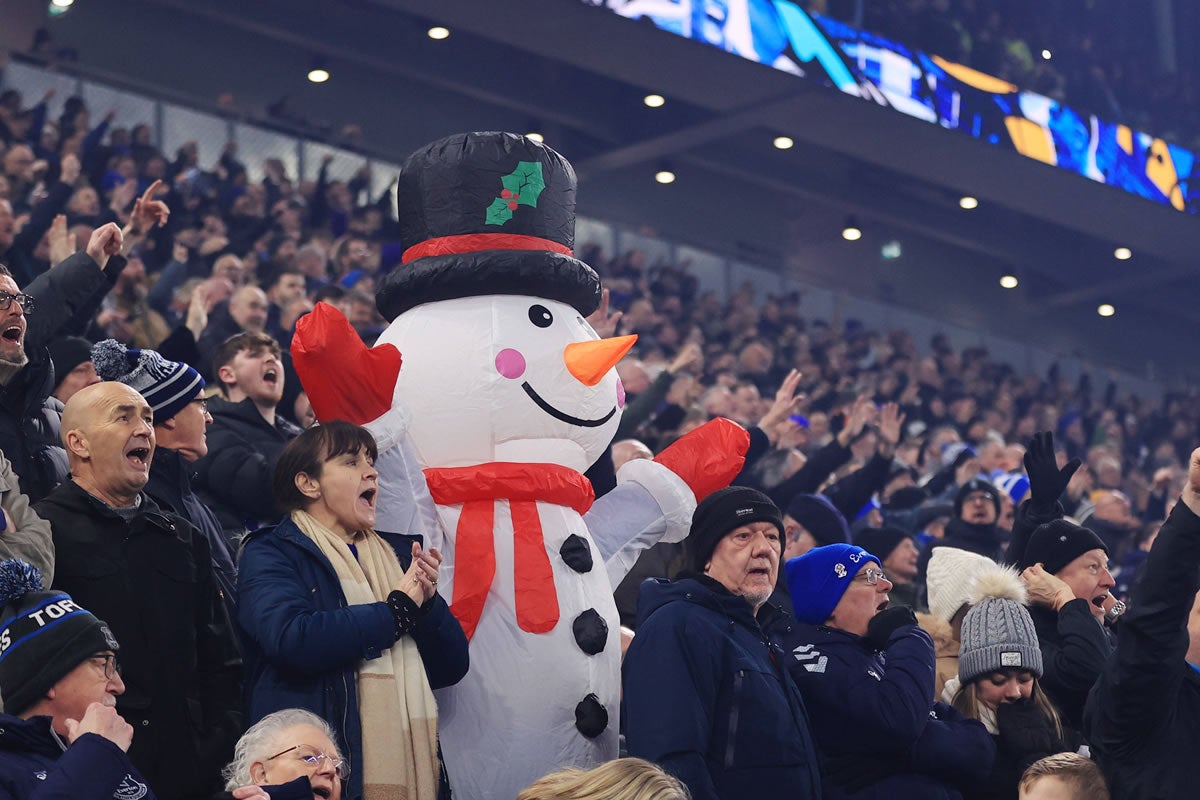 Fußball Premier League Everton gegen Arsenal 20. Dezember 2025 Premier League Everton gegen Arsenal Ein als Schneemann verkleideter Fan schaut zu 