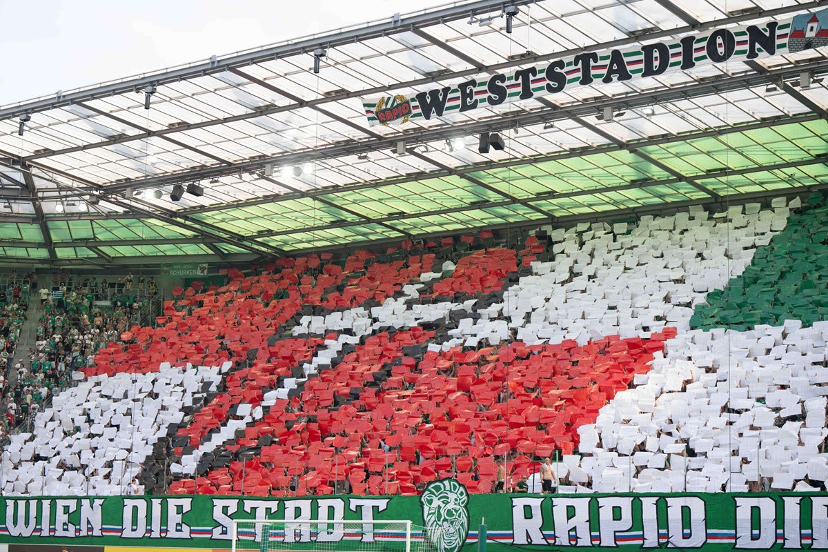 Zu sehen ist eine Choreografie der Rapid-Anhänger bei einem Heimspiel von Rapid.