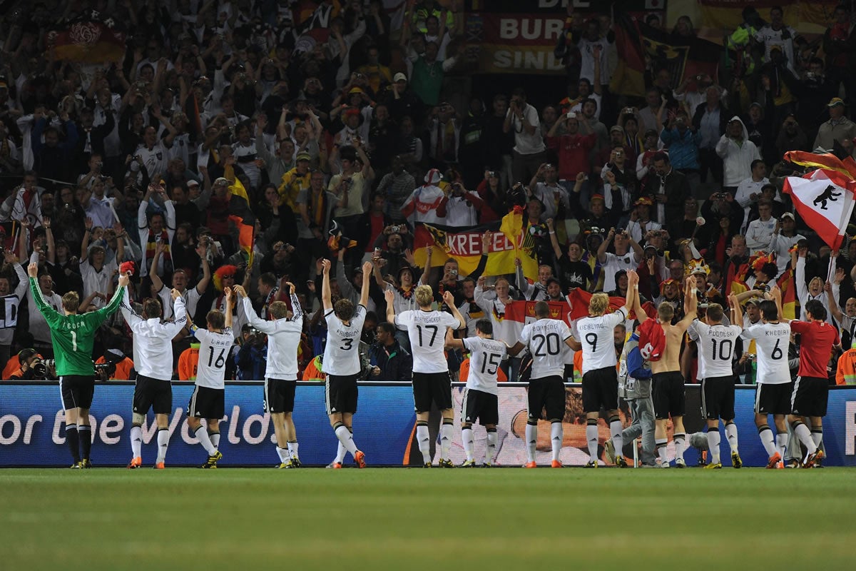 Die deutsche Mannschaft feiert den Achtelfinal-Erfolg über England bei der WM 2010 in Südafrika.