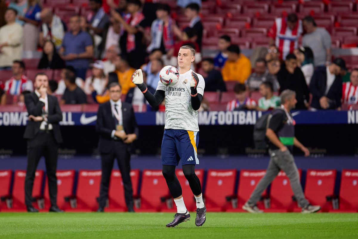 Lunin calentando en el Metropolitano.