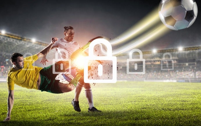 Seitfallzieherin einem vollen Stadion.