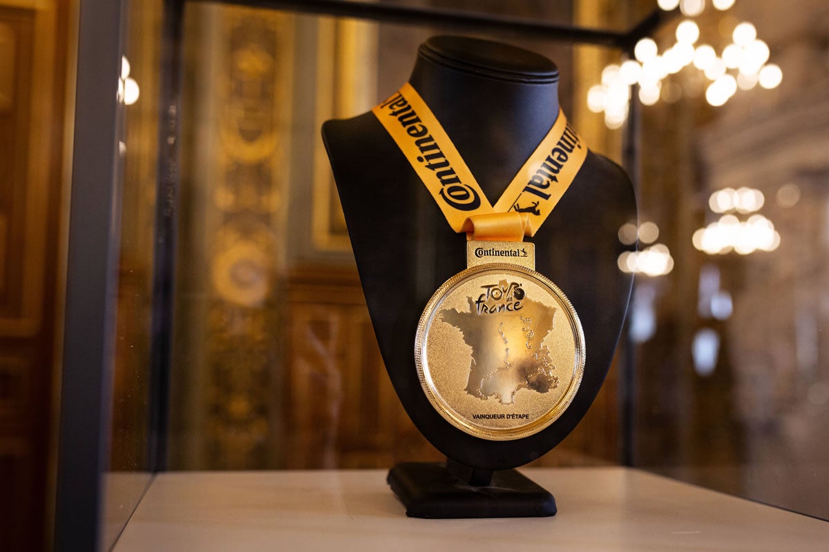 Eine Medaille für eine spezielle Etappe bei der Tour de France 2025.