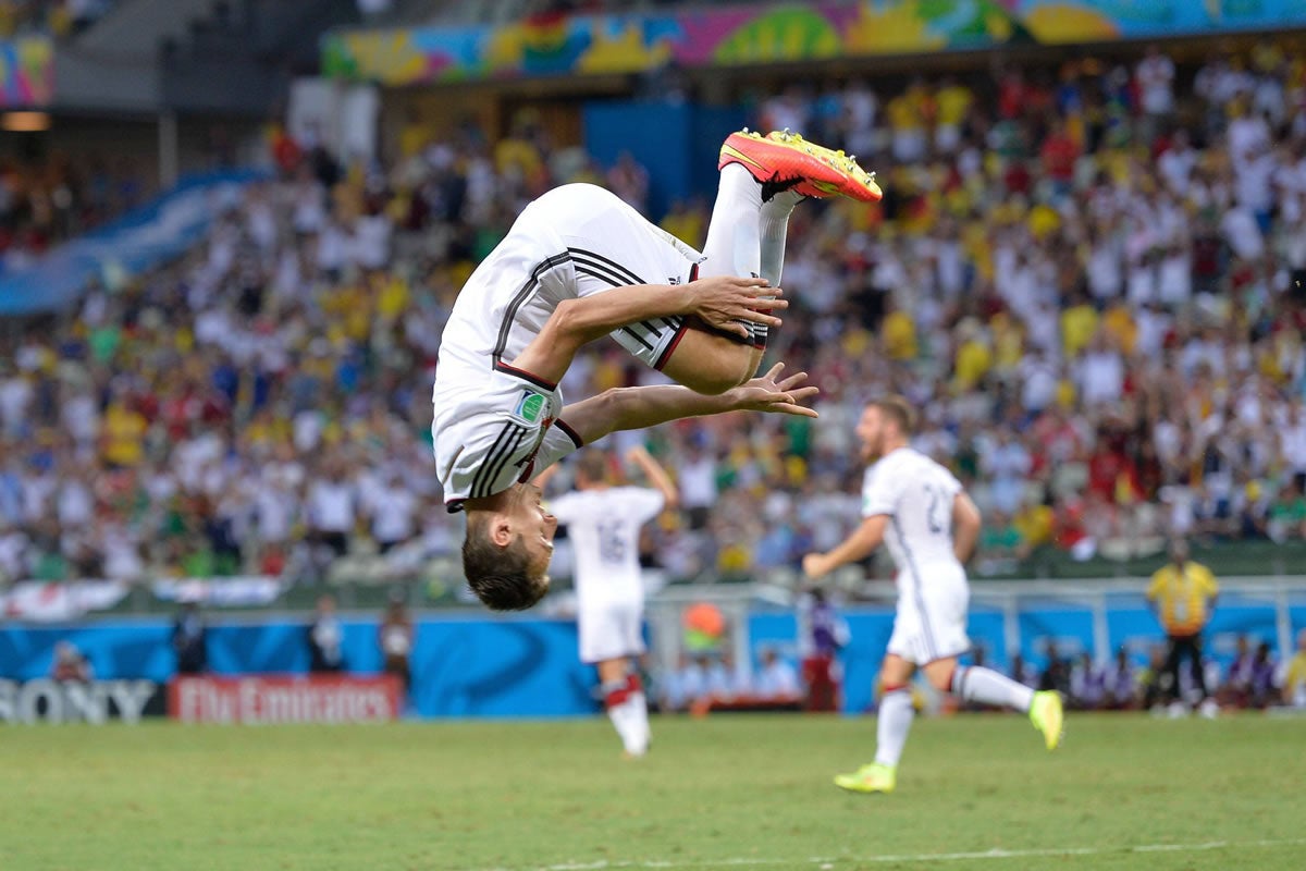 Miroslav Klose bejubelt ein Tor mit mit einem Salto.