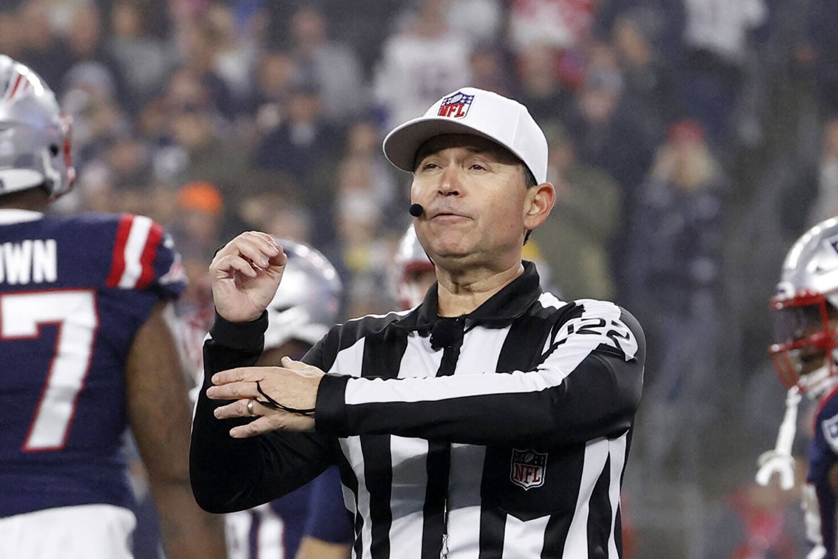 Ein NFL-Schiedsrichter signalisiert einen unerlaubten Einsatz der Hände oder Arme.
