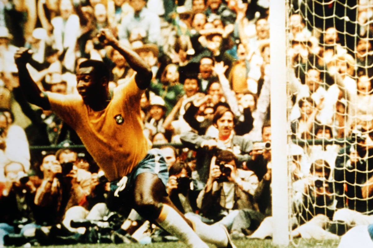 Pelé feiert einen Treffer für Brasilien gegen Italien bei der FIFA-Weltmeisterschaft 1970.