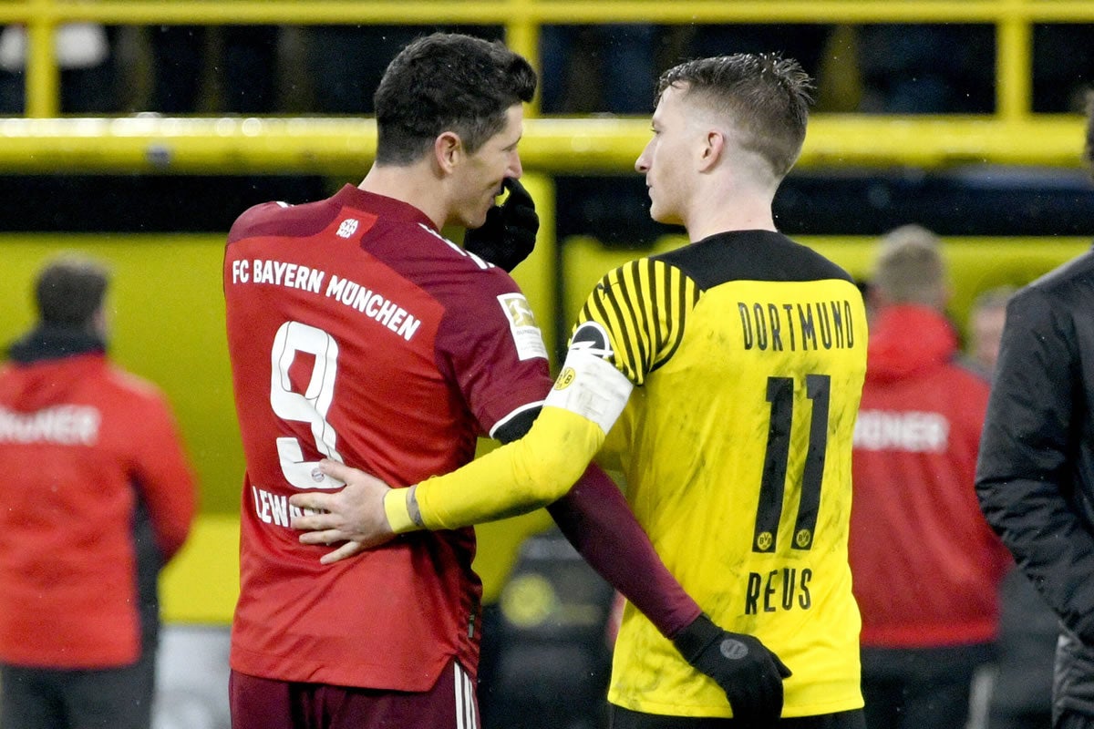 Robert Lewandowski (rechts) und Marco Reus (links) unterhalten sich im Klassiker.