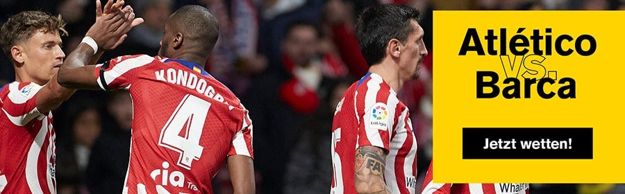 Zwei Spieler von Atlético Madrid schlagen ein.