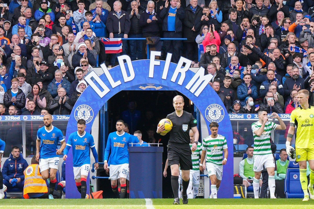 Rangers und Celtic Spieler betreten das Spielferld im Ibrox Stadium, Glasgow.