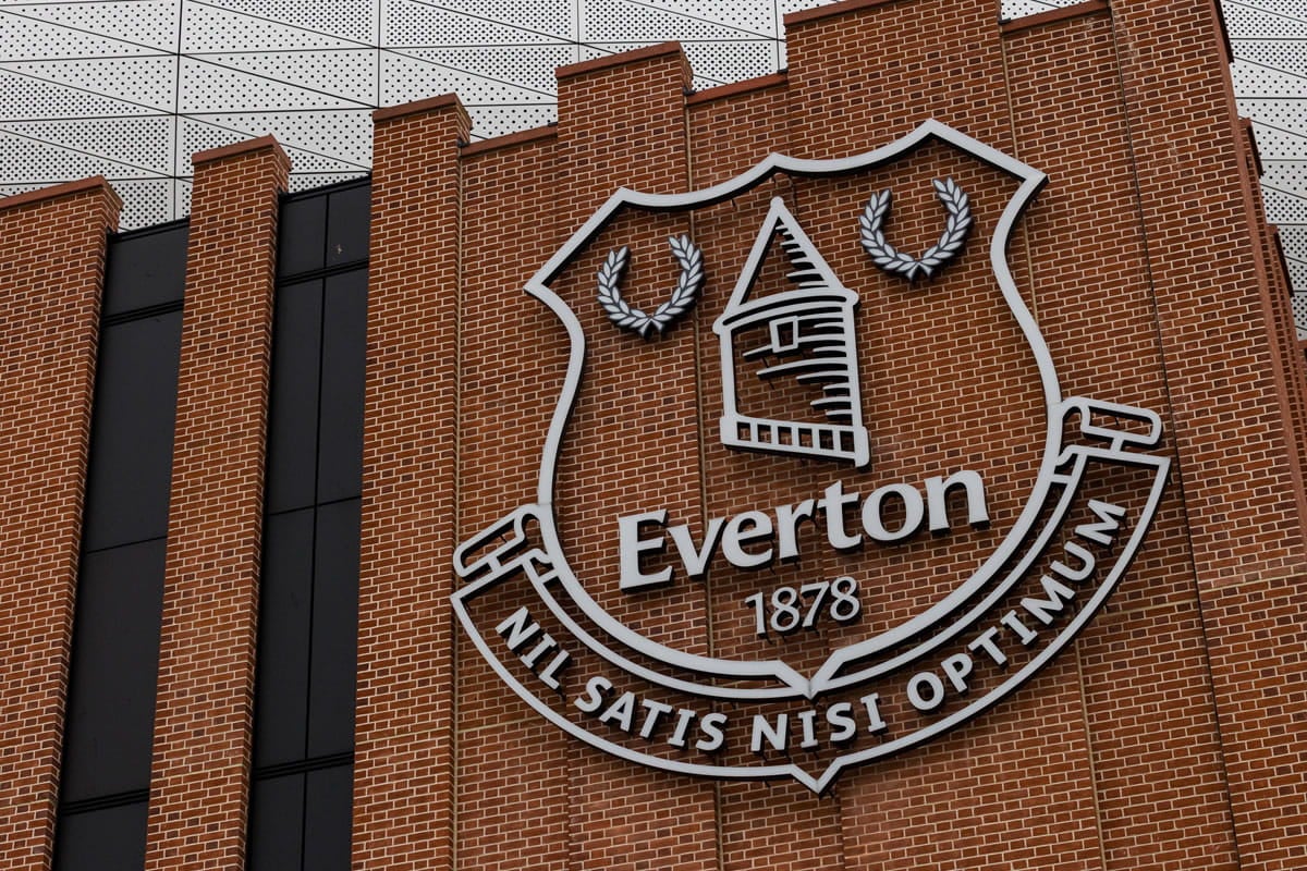 Das Everton-Wappen an der Außenfassade des Hill Dickinson Stadiums.