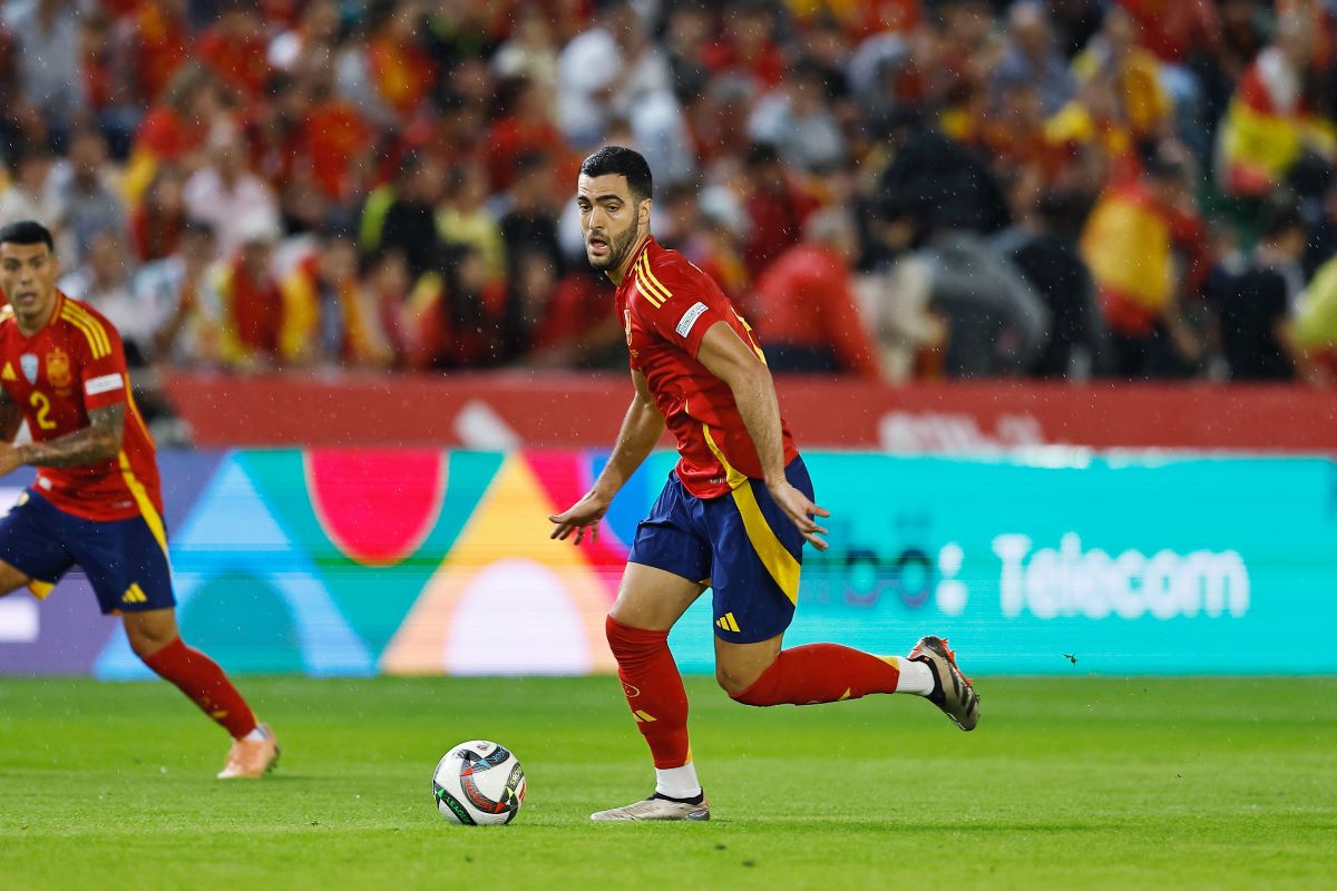 Mikel Merino jugando con la selección.