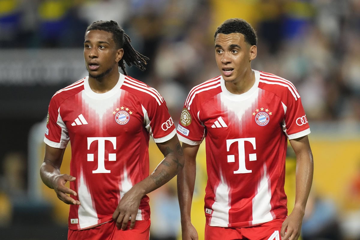 Michael Olise und Jamal Musiala vom FC Bayern München.