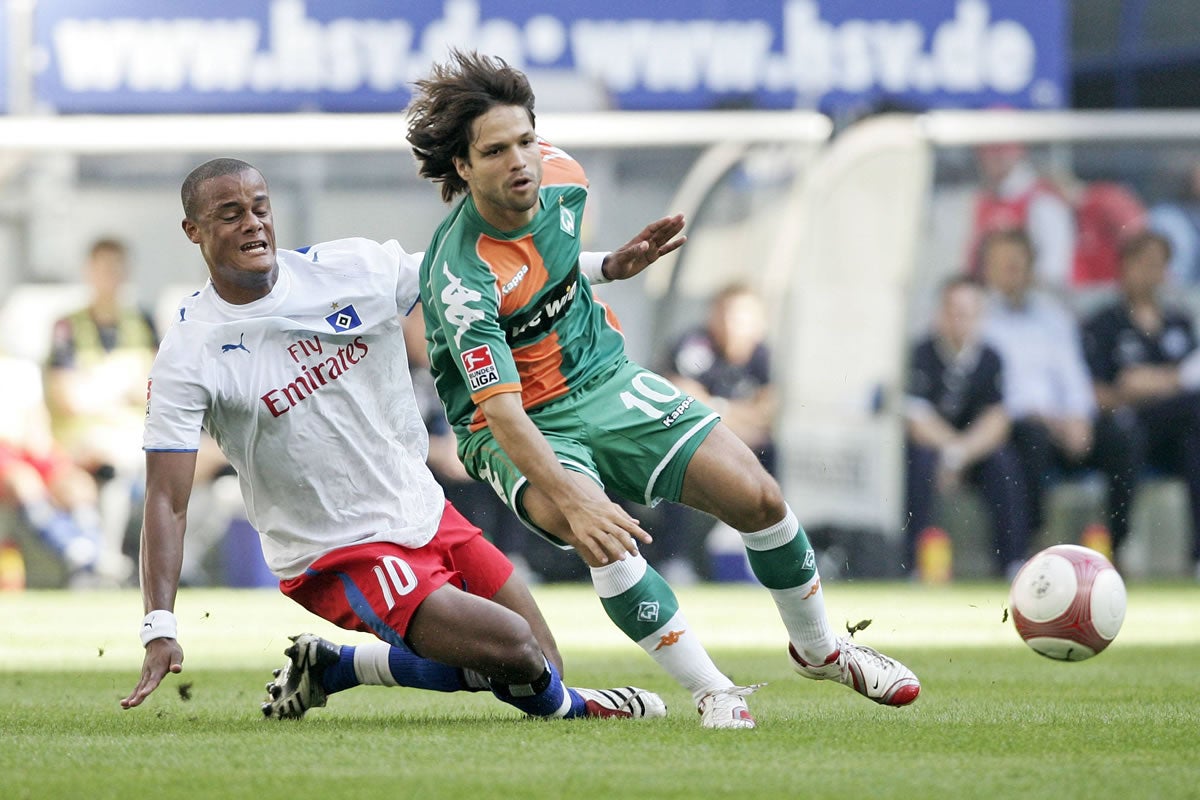 Diego (Bremen, re.) und Vincent Kompany (HSV, li.) kämpfen um den Ball. Foto vom 23.09.2006, Endstand 1:1.