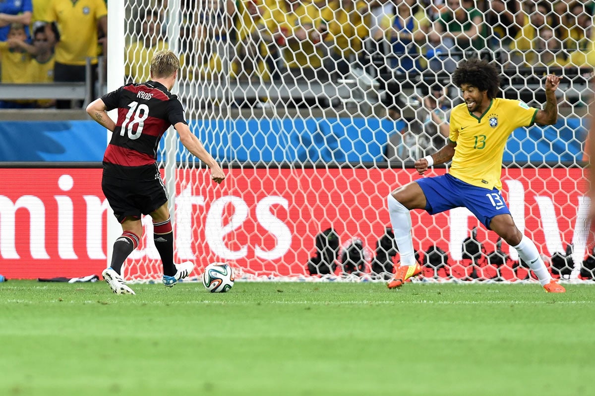 Toni Kroos schiebt den Ball im Halbfinale der WM 2014 an Dante Bonfim vorbei ins Tor. 