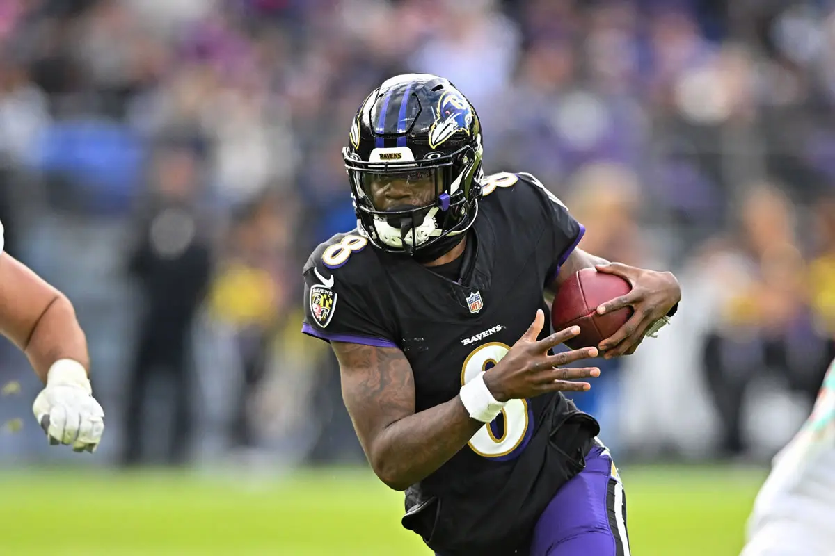 Lamar Jackson von den Baltimore Ravens beim laufen mit dem Ball.