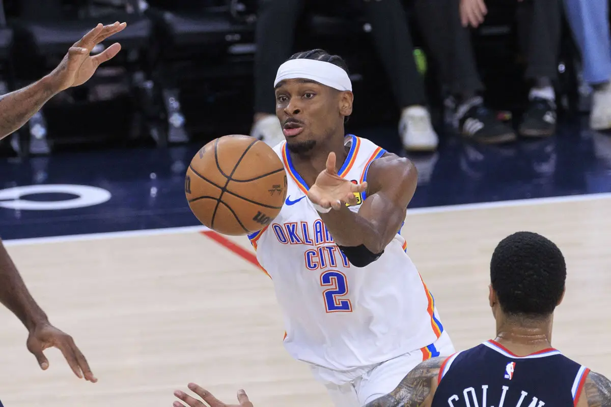 Shai Gilgeous-Alexander 2 von den Oklahoma City Thunder passt während Kawhi Leonard und John Collins von den Los Angeles Clippers ihn verteidigen.