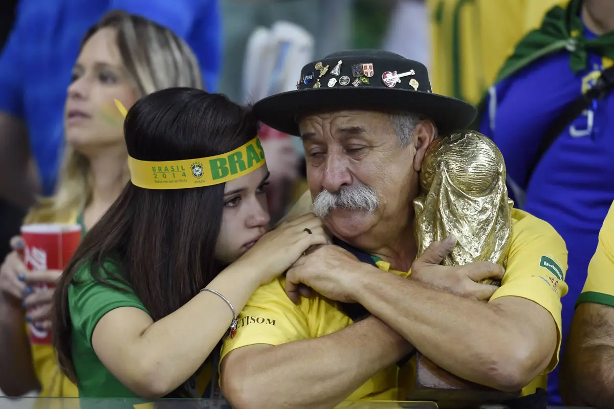 Brasilianische Fans trauern nach dem Ausscheiden ihrer Mannschaft im Halbfinale 2014.